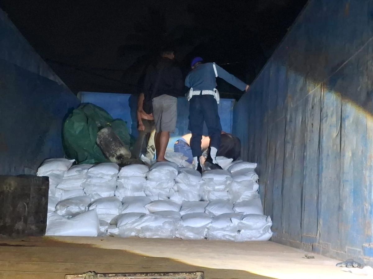TNI AL Gagalkan Pengiriman 200 Ton Bijih Timah dan Mineral Ilegal