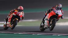 Pebalap tim Ducati, Andrea Dovizioso, finis terdepan pada MotoGP Qatar di Sirkuit Losail, Minggu (18/3/2018). Dovizioso mampu mengungguli jagoan tim Repsol Honda, Marc Marquez, yang finis di tempat kedua. (AFP/KARIM JAAFAR)