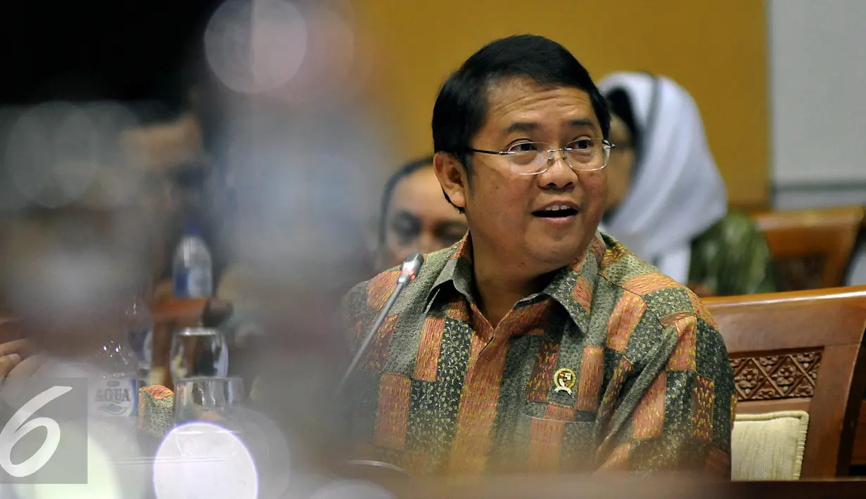 Menkominfo Rudiantara menghadiri rapat kerja dengan Komisi I DPR di Kompleks Parlemen, Senayan, Jakarta, Selasa (29/9/2015). Rapat membahas isu-isu teraktual dibidang komunikasi dan informasi di Indonesia. (Liputan6.com/Johan Tallo)