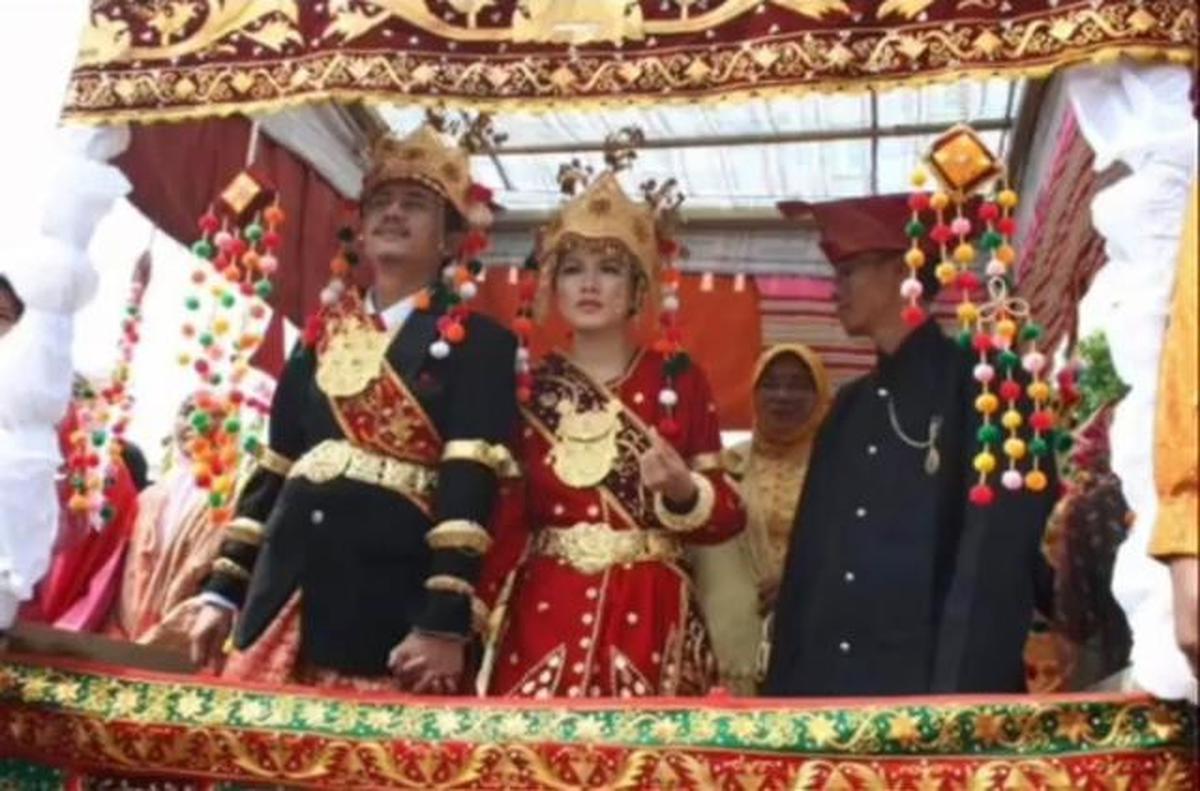 6 Potret Lawas Pernikahan Epy Kusnandar dan Karina Ranau, Harmonis Selama 17 Tahun