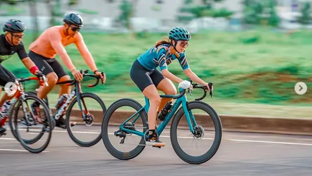 10 Potret Gisel Saat Bersepeda, Pesonanya Bikin Semangat Gowes