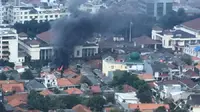 Kebakaran ini menghanguskan tiga rumah dan kantor RT setempat. (@adhex)