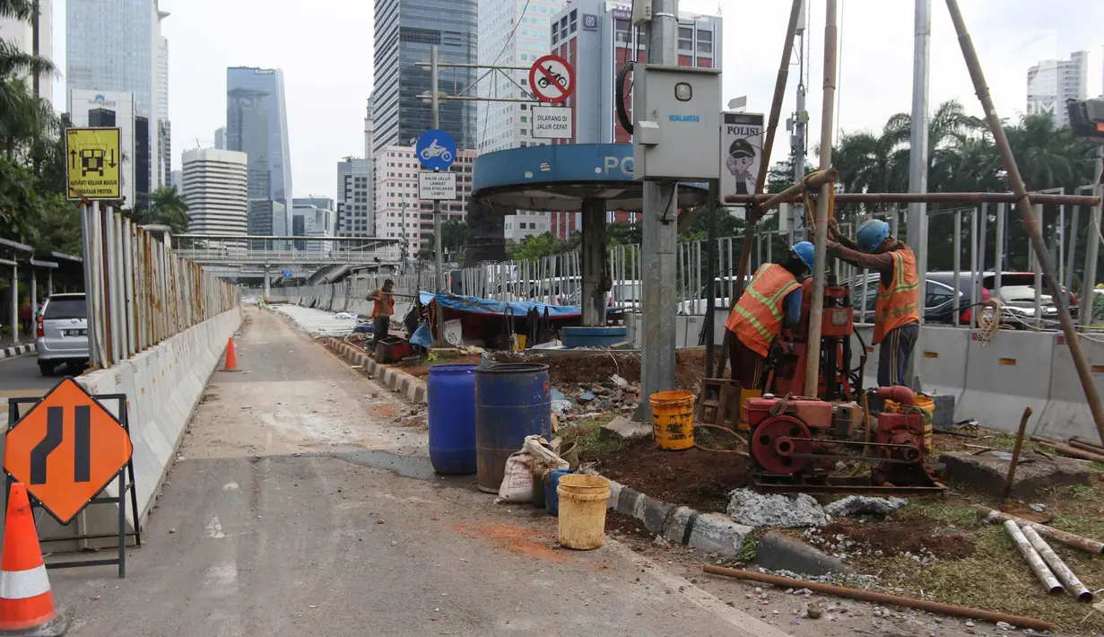 Pekerja menggarap penataan jalan dan trotoar di Jalan Sudirman, Jakarta, Selasa (17/4). Revitalisasi jalan dan trotoar tersebut sebagai persiapan Asian Games 2018 yang akan berlangsung di Jakarta pada Agustus 2018 mendatang. (Liputan6.com/Arya Manggala)