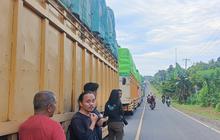 Jeritan Sopir Angkutan Barang Terjebak di Jalan Lintas Jambi-Sumbar Putus Total, Antrean Truk Mengular 10 Kilometer