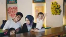 Ditemui di kawasan Gatot Subroto, Jakarta Selatan, Sabtu (9/9/2017), Fiza menceritakan keseruannya ketika berhadapan dengan anak didiknya yang kini sudah duduk di semester 7. Meski begitu, ia sangat bahagia. (Instagram/herfiza)
