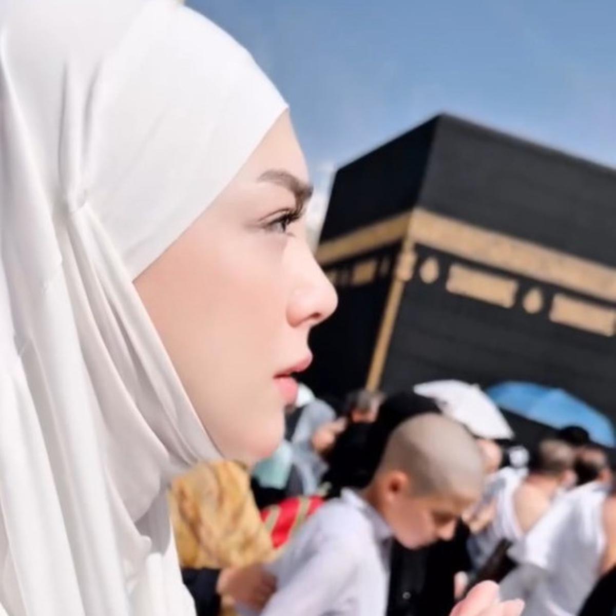 Meski Bercadar, Celine Evangelista Tetap Terlihat Cantik dan Anggun Pakai Gamis Putih saat Jalani Umrah Perdana