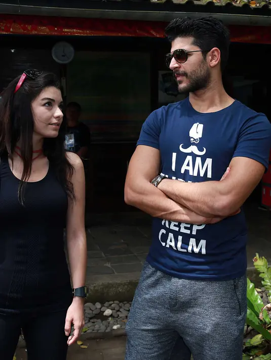 Tak hanya di sinetron Elif saja kemesraan Emre Kivilcim (Selim) dan Selin Sezgin (Melek) terlihat pada saat mereka menikmati liburan di pulau Dewata, Bali. (Deki Prayoga/Bintang.com)