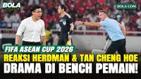 Momen aksi dan reaksi John Herdman bersama staf Timnas Indonesia dari bench saat menghadapi Malaysia di Stadion Utama Gelora Bung Karno (SUGBK). Terlihat pula reaksi pelatih Malaysia, Tan Cheng Hoe, dan para stafnya saat pertandingan FIFA ASEAN Cup 2...