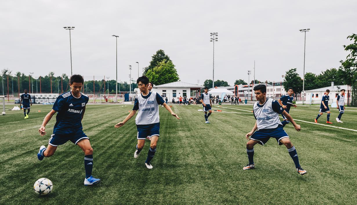 Pesepak bola muda saat mengikuti Allianz Explorer Camp Football 2019 di Munchen, Jerman, Jumat (23/8). Allianz Indonesia mengirimkan dua pesepak bola muda berbakat ke Jerman. (Dokumentasi Allianz)