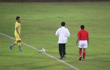 Aksi Jokowi saat membuka Piala Sudirman dengan kick off