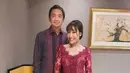 Momen lain memperlihatkan Ayu Dewi yang tampak anggun dibalut kebaya brokat warna magenta dan dipadukan rok jarik. [@mrsayudewi]