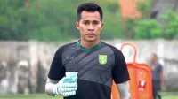 Kiper Persebaya Surabaya, Angga Saputra. (Bola.com/Aditya Wany)