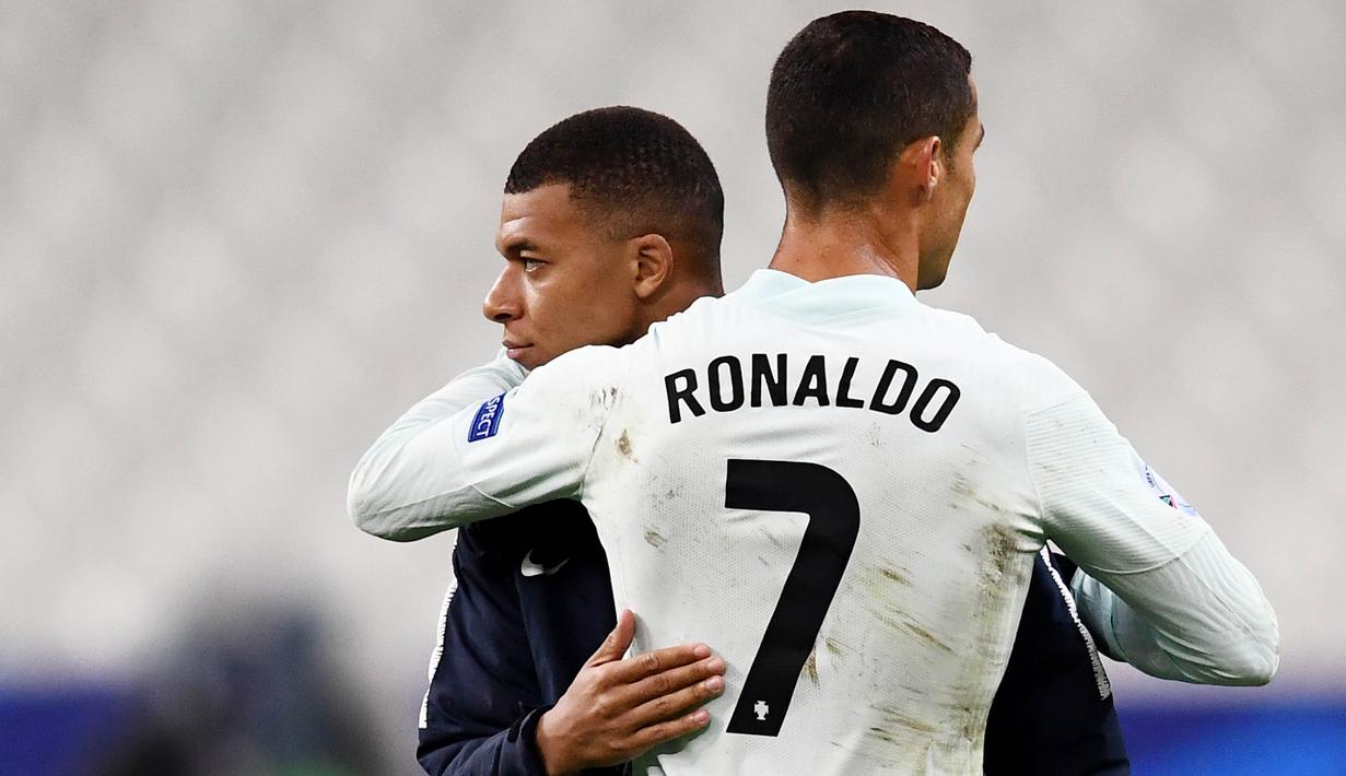 Striker Portugal, Cristiano Ronaldo, berpelukan dengan striker Prancis, Kylian Mbappe, usai laga UEFA Nations League di Stadion Stade de France, Senin (12/10/2020). Kedua tim bermain imbang 0-0. (AFP/Franck Fife)