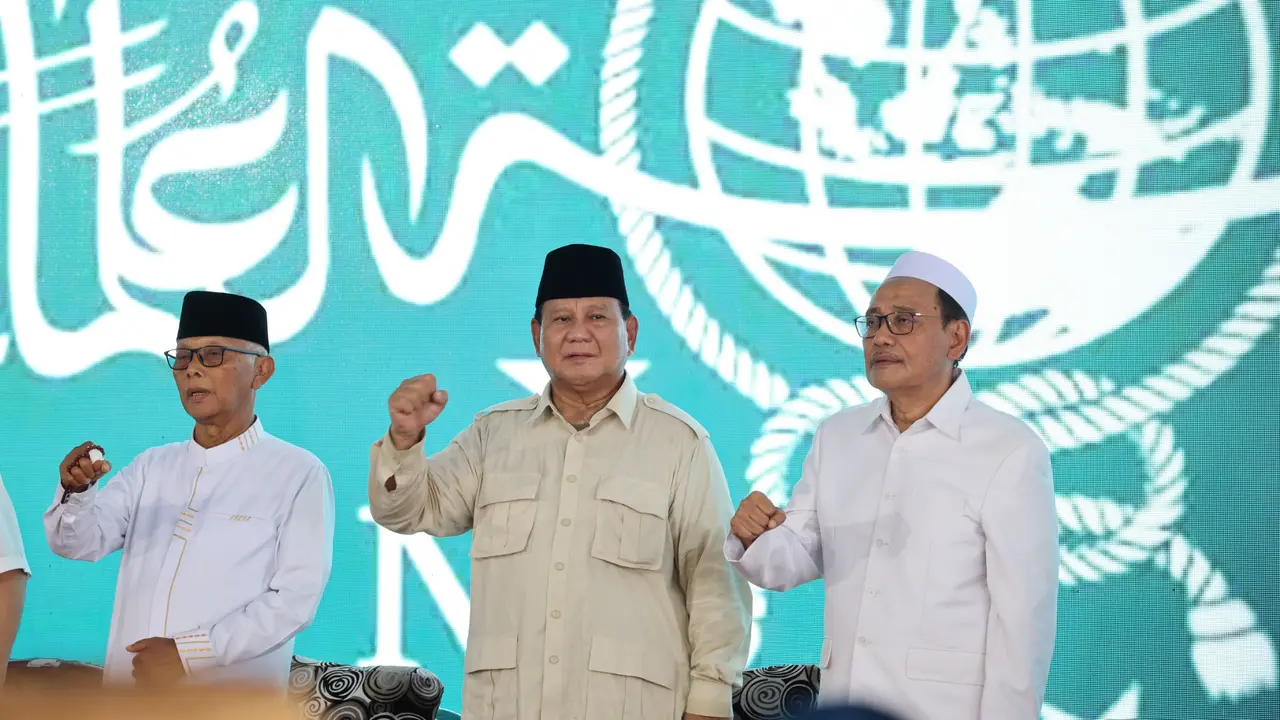 Calon presiden nomor urut 2, Prabowo Subianto melanjutkan silaturahmi politiknya ke wilayah Kabupaten Probolinggo, Jawa Timur, Selasa (2/1). Pada kesempatan kali ini, Prabowo menyambangi Pondok Pesantren Genggong untuk bertemu para kiai dan para santri (I