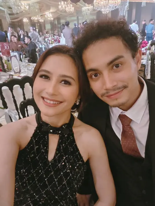 Prilly Latuconsina hadir bersama kekasihnya, Omara. Prilly pun tampil cantik dibalut long dress hitam halteneck blink-blink. Omara pun terlihat rapi dengan setelan jas hitam lengkap mengenakan dasi dan kemeja putih. [@prillylatuconsina96]