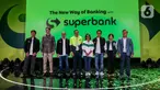 Managing Director of EMTEK Grup Sutanto Hartono, CEO of Grab Alex Hungate, Komisaris Utama SCM Adi W Sariaatmadja, President Director of Superbank Tigor M. Siahaan, Country Managing Director of Grab Indonesia Neneng Goenadi, President Director of EMTEK Grup Alvin W. Sariaatmadja, Managing Director Group Finance Singtel Gan Siok Hoon, dan CEO of Kakaobank Yoon Ho Young (kiri ke kanan) berfoto bersama usai peluncurkan The New Way of Banking with Superbank di Jakarta, Rabu (19/6/2024). (Liputan6.com/Angga Yuniar)