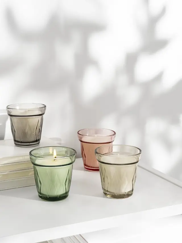 Hangatkan suasana dengan aroma manis dan segar dari scented candle