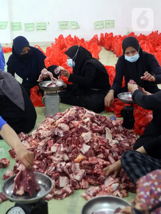 Panitia menimbang daging hewan kurban di Masjid Daarul Falah, Jakarta Selatan, Selasa (20/7/2021). Umat muslim seluruh dunia serempak merayakan Hari Raya Idul Adha yang ditandai dengan pemotongan hewan kurban sehari setelah jemaah haji wukuf di Padang Arafah. (Liputan6.com/Angga Yuniar)
