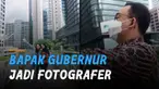 Momen indah didapatkan oleh kedua perempuan saat berfoto di sebuah jembatan di Jakarta. Karena langsung di foto oleh Gubernur DKI Jakarta, Anies Baswedan.