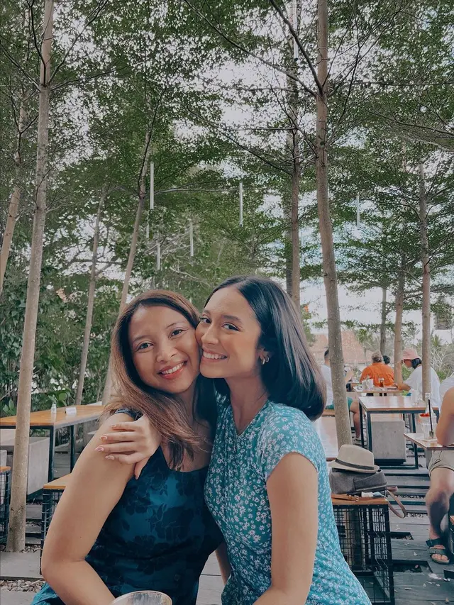 6 Potret Asha Assuncao Bersama Ibundanya yang Tampil Bak Kakak Adik