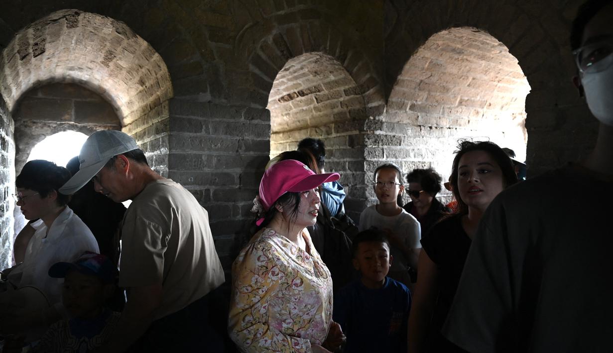 Tidak hanya lokasi wisata tetapi stasiun kereta dan bandara melihat jumlah pelancong yang tidak biasa. (GREG BAKER / AFP)