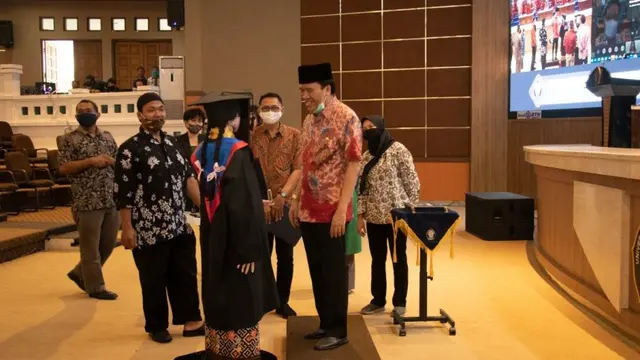 Tiga robot mewakili ribuan wisudawan-wisudawati Undip dalam wisuda daring. (Foto: Liputan6.com/Felek Wahyu)