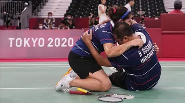 Hary Susanto dan Leani Ratri Oktila berselebrasi usai menang melawan pasangan Prancis Lucas Mazur dan Faustine Noel pada pertandingan ganda campuran cabang badminton nomor SL3-SU5 Paralimpiade Tokyo 2020, Minggu (5/9/2021). Hary/Leani meraih medali emas usai menang 23-21 dan 21-17 (AP/Kiichiro Sato)