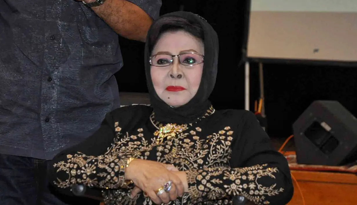 Saat hadir dalam sebuah acara, Ari menceritakan kondisi ibunya saat awal sakit. Kejadian itu pada tahun 2013 silam, dan menurut perkiraan dokter, lantaran sering terlambat makan. Akibatnya pencernaannya terganggu. (Adrian Putra/Bintang.com)