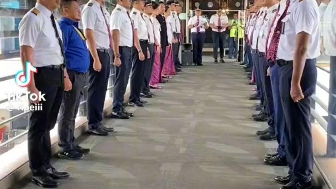 Di awal video, tampak para pilot juniornya berbaris di garbarata. Ada juga beberapa pramugari dan orang-orang dari maskapai. Mereka tampak berdiri dalam posisi siap untuk menyambut Captain Jakto Subiakto yang hari itu akan pensiun.