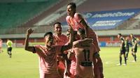 Para pemain Madura United merayakan gol yang dicetak ke gawang Barito Putera di Stadion Maguwoharjo, Sleman, Minggu (28/11/2021). (Dok Madura United)