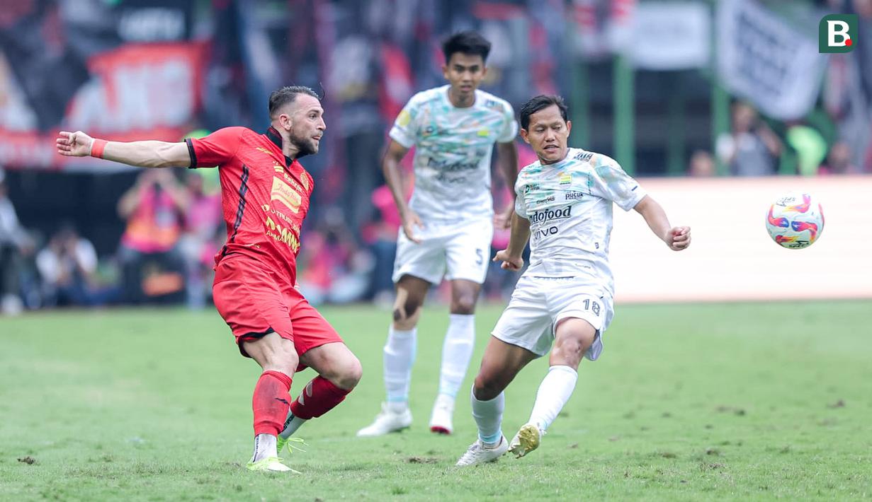 Pemain Persija Jakarta, Marco Simic (kiri) berusaha melepaskan umpan dibayangi pemain Persib Bandung, Adam Alis dalam laga lanjutan BRI Liga 1 2024/2025 di Stadion Patriot Candrabhaga, Bekasi, Minggu (16/02/2025). (Bola.com/M Iqbal Ichsan)