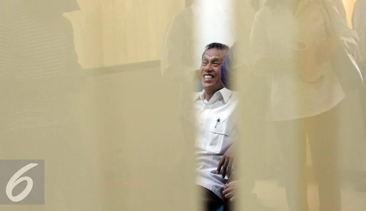 Adriansyah saat akan sidang dakwaan di Pengadilan Tipikor, Jakarta, Senin (24/8/2015). Adriansyah diduga menerima suap dari Andrew Hidayat selaku Direktur PT Media Karya Sentosa senilai Rp 1 M dan SGD 50 ribu serta USD 50 ribu (Liputan6.com/Helmi Afandi)