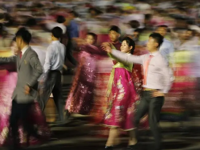 Sekelompok orang melakukan tarian massal di Pyongyang (AP)