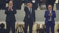 Presiden Prancis, Emmanuel Macron (tengah) dan Presiden FIFA, Gianni Infantino menghadiri laga semifinal Piala Dunia 2022 antara Prancis melawan Maroko di Al Bayt Stadium, Qatar, Rabu (14/12/2022) waktu setempat. (AP Photo/Manu Fernandez)