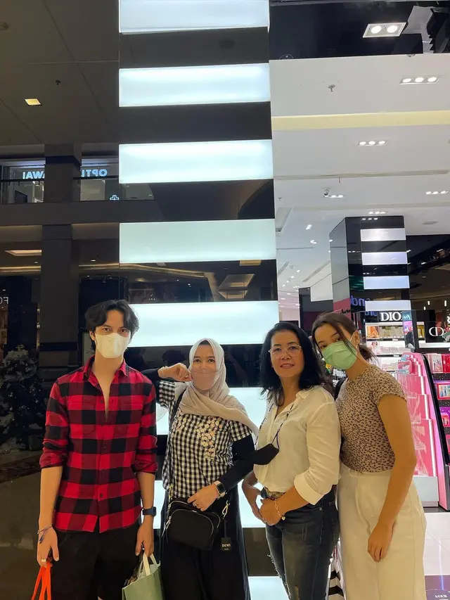 Megan Domani dan Farhan Rasyid tetap kompak usai My Love My Enemy tamat (Foto: Instagram/@dewiahmaad)