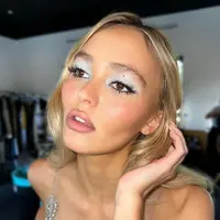 Saya benar-benar terobsesi dengan tampilan Lily-Rose Depp yang terinspirasi Y2K, yang menampilkan warna biru sedingin es yang diaplikasikan di seluruh kelopak mata dan hingga tulang alis untuk efek dramatis. [@kirinrider]