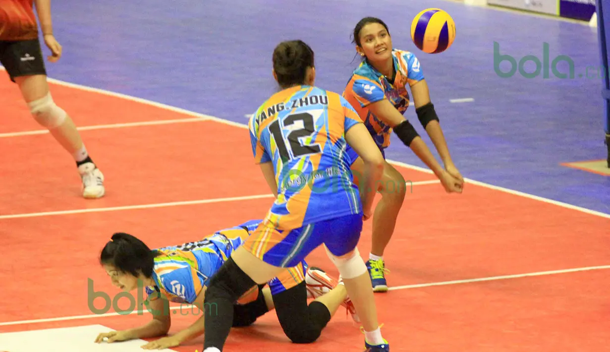Para pemain Jakarta PGN Popsivo berusaha mengembalikan bola saat melawan Jakarta Electrik PLN pada laga perdana Proliga 2016 putaran pertama di GOR Ken Arok, Malang, Jumat (19/2/2016). (Bola.com/Nicklas Hanoatubun)