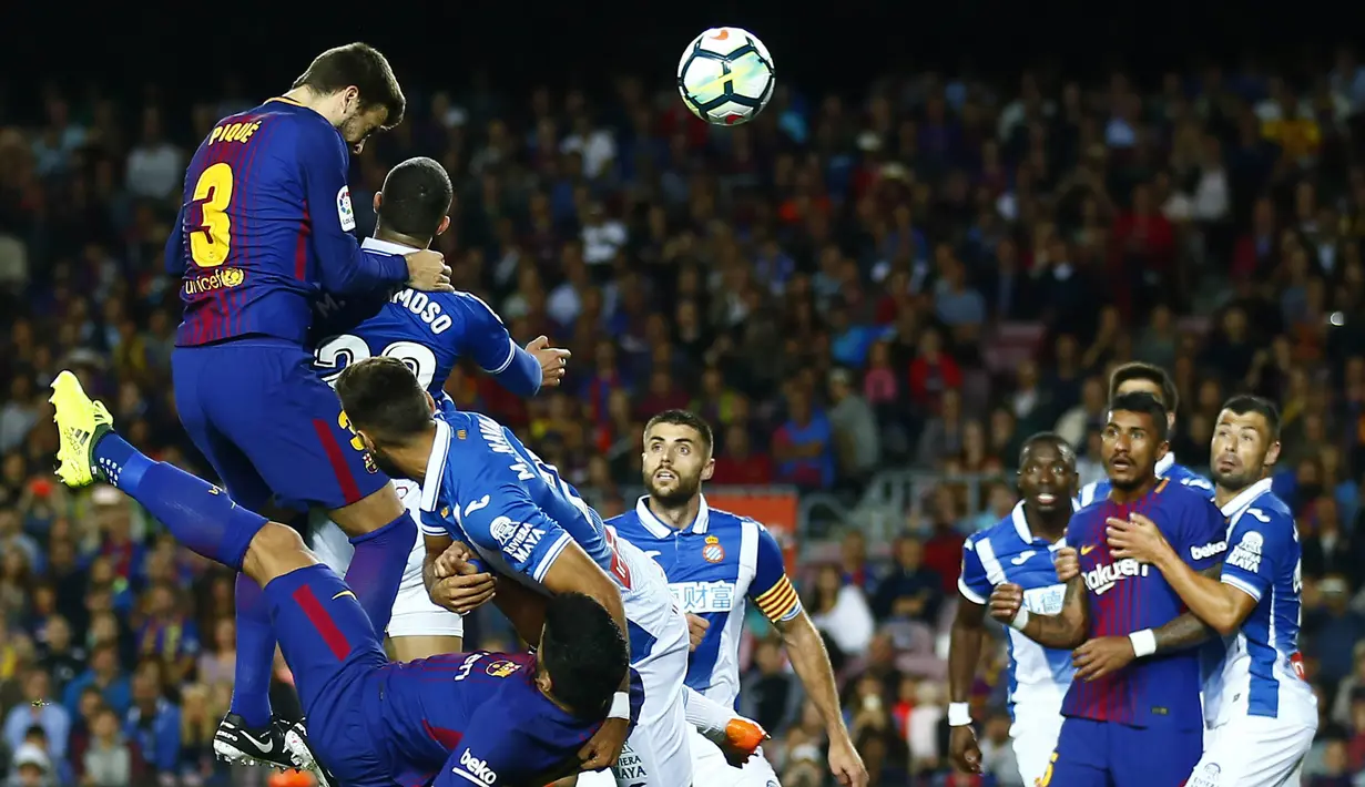 Proses terjadinya gol sundulan bek Barcelona, Gerard Pique, ke gawang Espanyol pada laga La Liga Spanyol di Stadion Camp Nou, Katalonia, Sabtu (9/9/2017). Barcelona menang 5-0 atas Espanyol. (AP/Manu Fernandez)