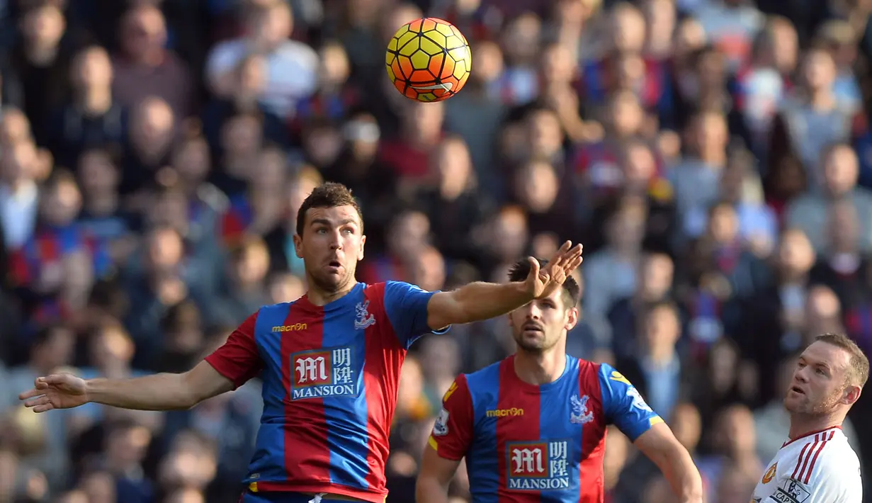 Striker MU, Wayne Rooney berusaha merebut bola dari pemain Crystal Palace, James McArthur pada laga Liga Inggris di Stadion Selhurst Park, Inggris, Sabtu (31/10/2015). (EPA/Hannah McKay) 