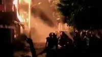 Sejumlah warga panik berusaha agar api tidak merembet ke rumah mereka