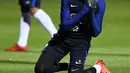 Ekspresi striker Prancis, Kylian Mbappe, saat gagal mencetak gol pada sesi latihan jelang laga persahabatan di Paris, Selasa (7/11/2017). Prancis akan berhadapan dengan Jerman dan Wales. (AFP/Franck Fife)