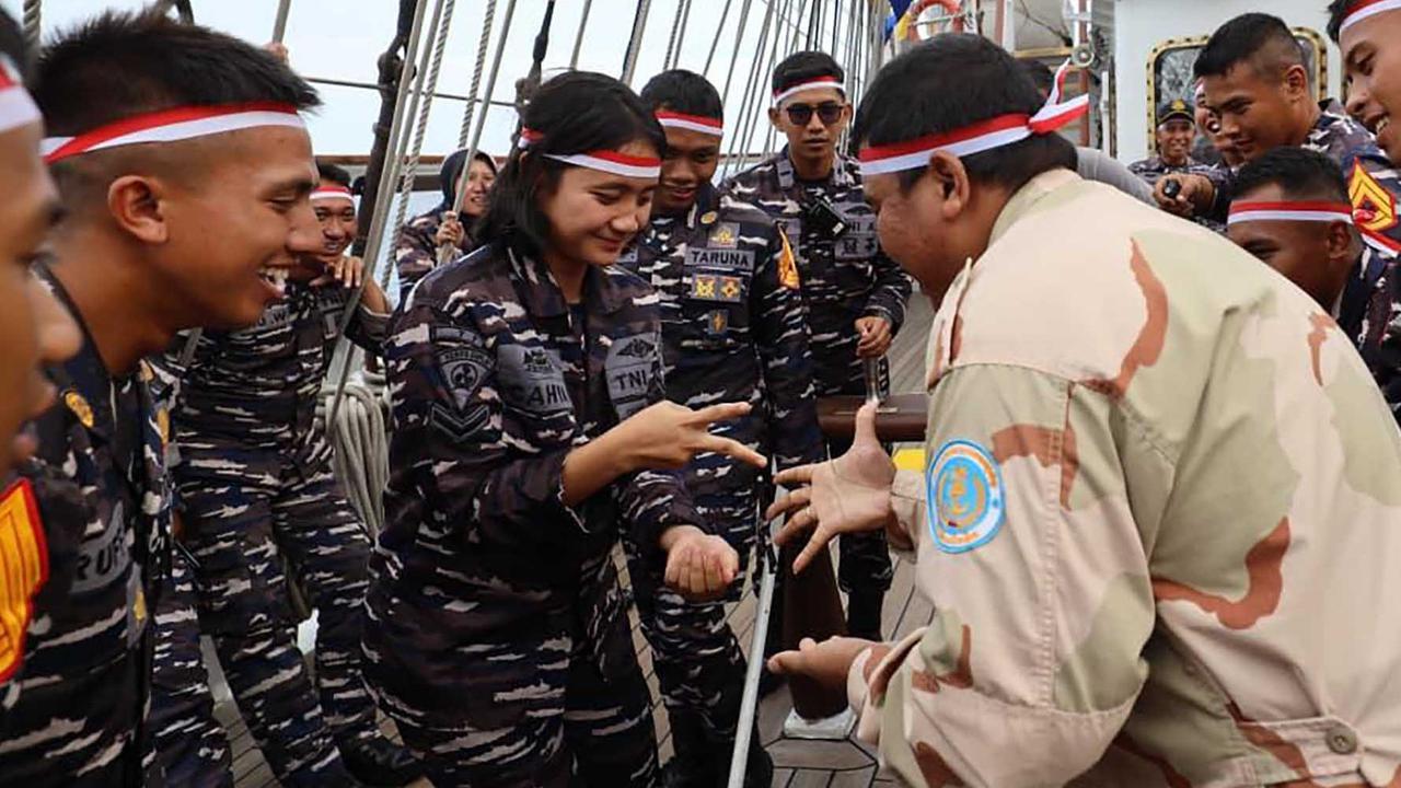 VIDEO: Momen Taruna AL Cantik Korsel Tabrakan dengan Prajurit TNI, Lomba 17 Agustus di KRI Bima Suci