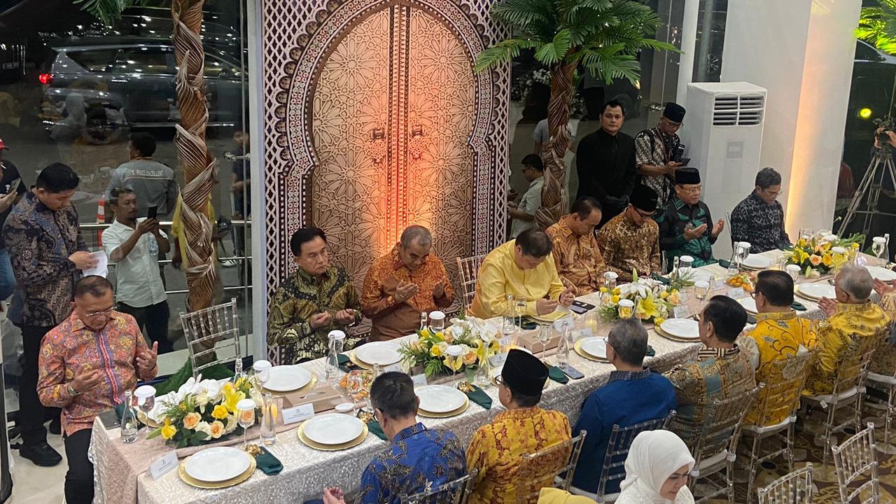 Acara halal bihalal yang dihelat oleh DPP Partai Golkar di Jalan Anggrek Neli, Jakarta Barat, Senin (15/4/2024) (Liputan6.com/Muhammad Radityo Priyasmoro)