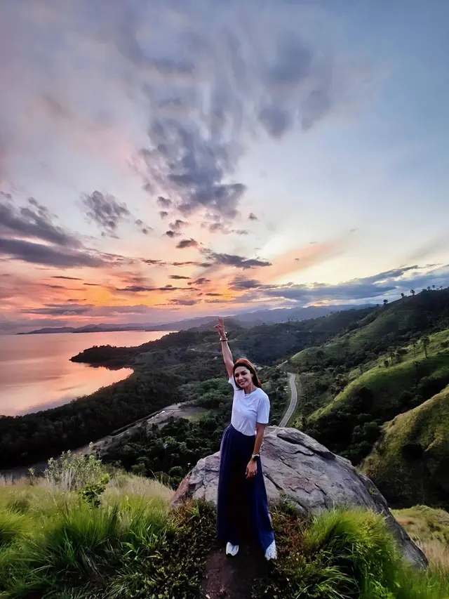 Rehat Sejenak, Ini 7 Potret Najwa Shihab Liburan Bareng Suami di Labuan Bajo
