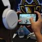 Penggiat game memadati lantai dasar Mangga Dua Mall di Jakarta, Minggu (17/3). Ratusan gamers ambil bagian dalam kompetisi game Mobile Legends dan PUBG Mobile bertajuk NXL Mobile Esports Cup 2019. (Liputan6.com/Herman Zakharia)