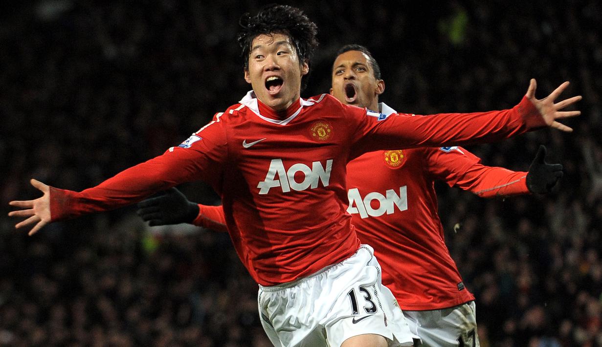 Gelandang serang Korea Selatan, Park Ji-sung yang telah pensiun pada Juli 2014 bersama QPR menjadi pemain Asia pertama sekaligus terbanyak mengoleksi Piala Liga Inggris. Tujuh musim berseragam Manchester United mulai 2005/2006 hingga 2011/2012, Park Ji-sung sukses mengoleksi 3 trofi Piala Liga Inggris pada musim 2005/2006, 2008/2009 dan 2009/2010. (AFP/Andrew Yates)