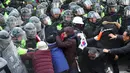Pendukung Presiden Korea Selatan (Korsel), Park Geun-hye terlibat aksi saling dorong dengan aparat polisi di Seoul, Jumat (10/3). Pemakzulan Presiden Park yang dikeluarkan Mahkamah Konstitusi memicu unjuk rasa yang berakhir bentrokan. (JUNG Yeon-Je/AFP)