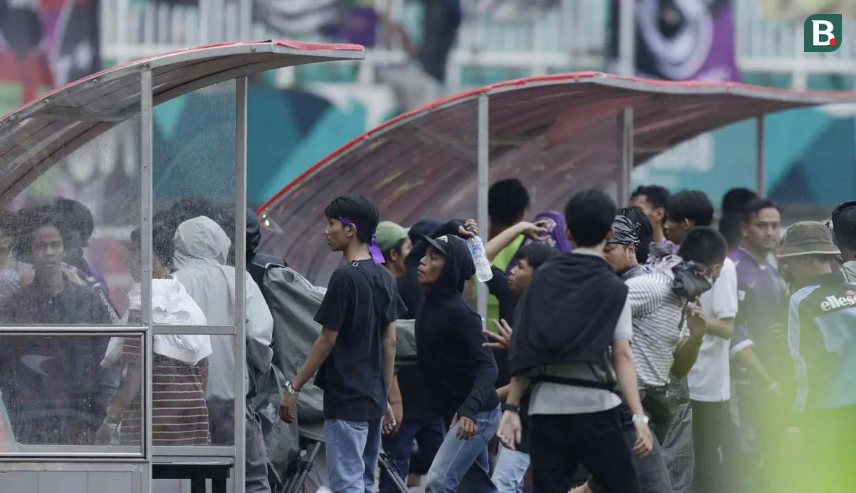 Suporter Persita Tangerang turun ke lapangan saat melawan Kalteng Putra pada laga Liga 2 di Stadion Pakansari, Jawa Barat, Selasa (4/12). Kalteng menang 2-0 atas Persita. (Bola.com/M. Iqbal Ichsan)
