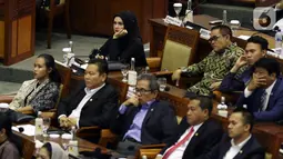 Anggota dewan DPR RI, Mulan Jameela mengikuti Sidang Paripurna ke-3 Masa Persidangan I Tahun Sidang 2019-2020, di Kompleks Parlemen, Jakarta, Selasa (22/10/2019). Sidang juga membahas penetapan jumlah dan komposisi anggota masing-masing fraksi dalam alat kelengkapan dewan. (Liputan6.com/Johan Tallo)