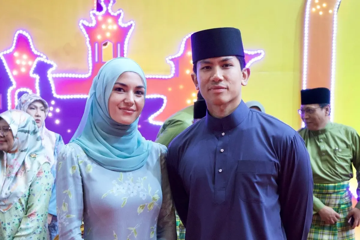 6 Pesona Menawan Anisha Rosnah Dibalut Baju Kurung Hijau Mint saat Halal Bihalal Bareng Ratusan Mahasiswa
